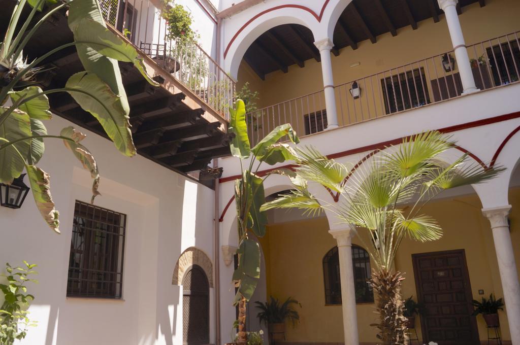 Apartamentos Los Patios De La Juderia Kordoba Bagian luar foto